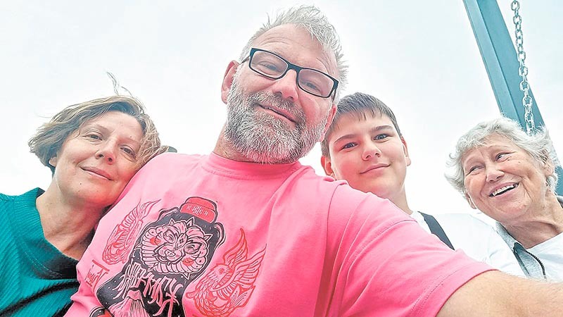    Тополя, тополя кругом, путь наш на юг лежит