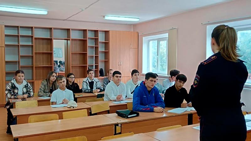    Полицейские Курганинского района провели акцию со студентами "Сообщи, где торгуют смертью!"