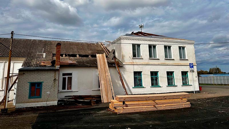    В Доме Культуры хутора Южный активно проходит капитальный ремонт кровли.