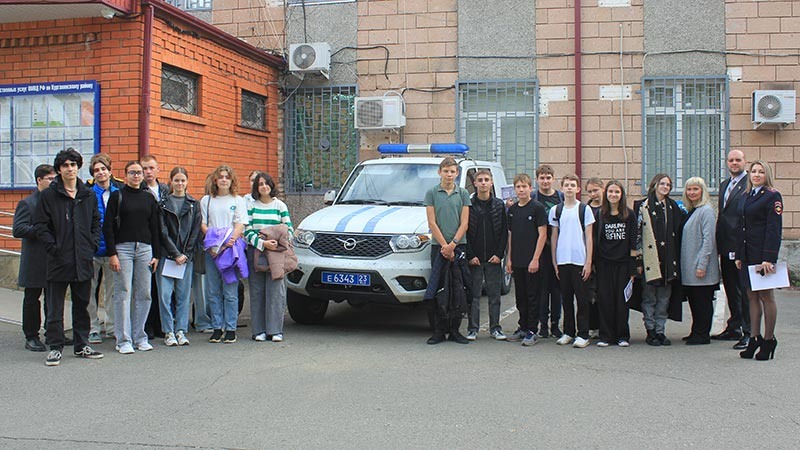    В Курганинском районе полицейские провели день открытых дверей для школьников