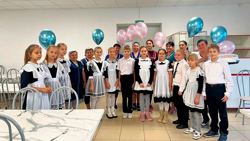    Школьники и педагоги СОШ № 1 поздравили поваров!