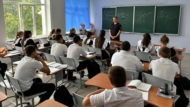    В Курганинском районе сотрудники полиции провели профилактические беседы со школьниками о ценности отношений к мемориальным объектам