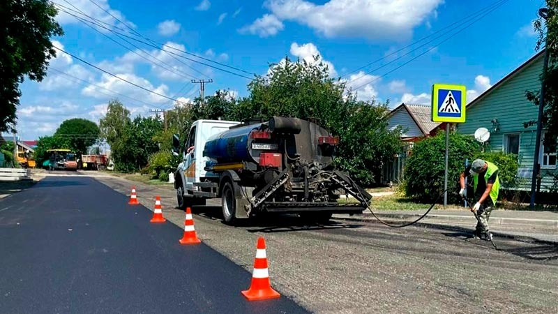    Гладкой лентой вьется дорога