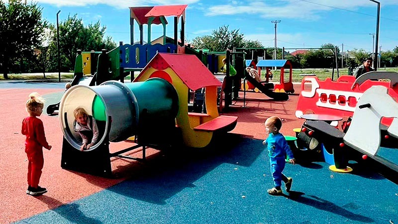    Вот кто-то с горочки спустился