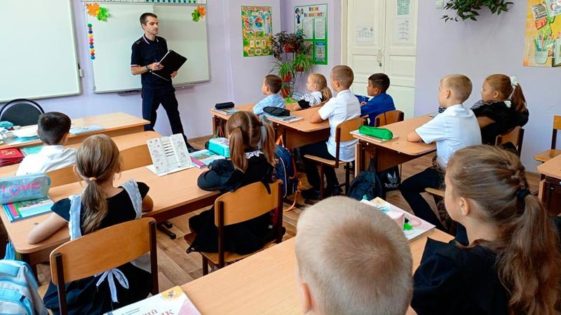    В Курганинском районе полицейские провели лекции для школьников по профилактике экстремизма и терроризма в молодежной среде