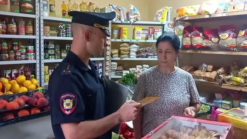    Полицейские вручили жителям Курганинска памятки по профилактике экстремистских проявлений