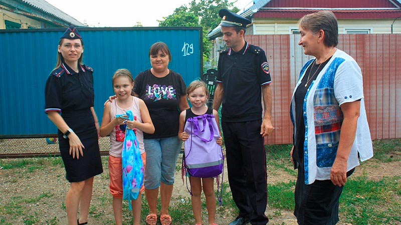    В Курганинском районе полицейские принимают участие в благотворительной акции «Помоги пойти учиться»
