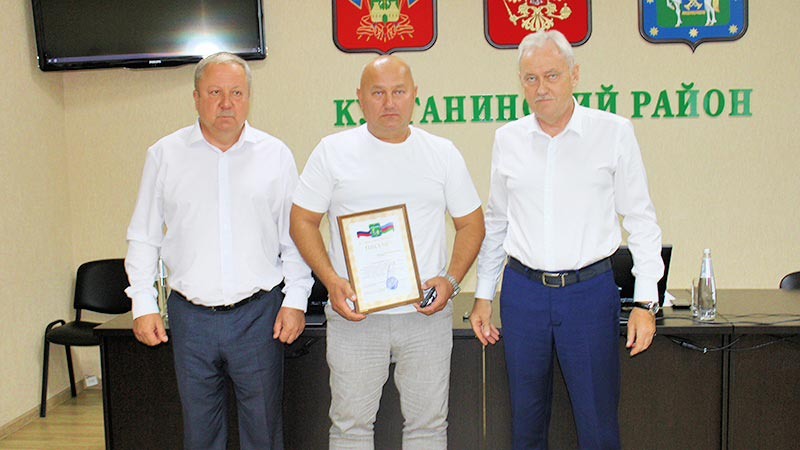    С профессиональным праздником поздравили строителей и спортсменов