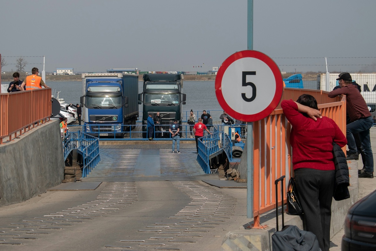 Беженцы на украинской границе ждут, когда их семья сможет пересечь реку Дунай.  Фото: Фото: unsplash.co
