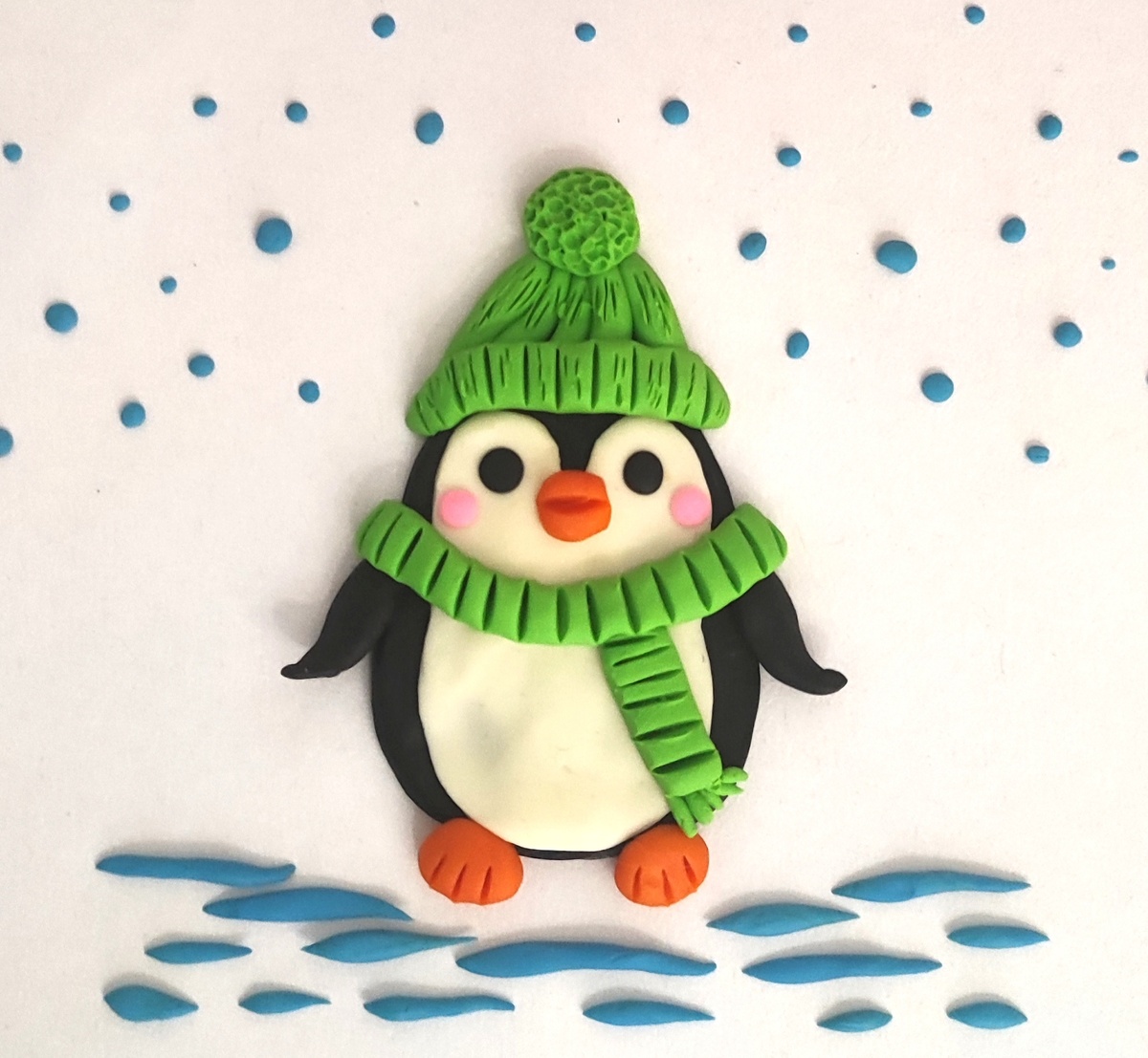 Готовый вариант аппликации из пластилина на картоне. Лепим пингвина.