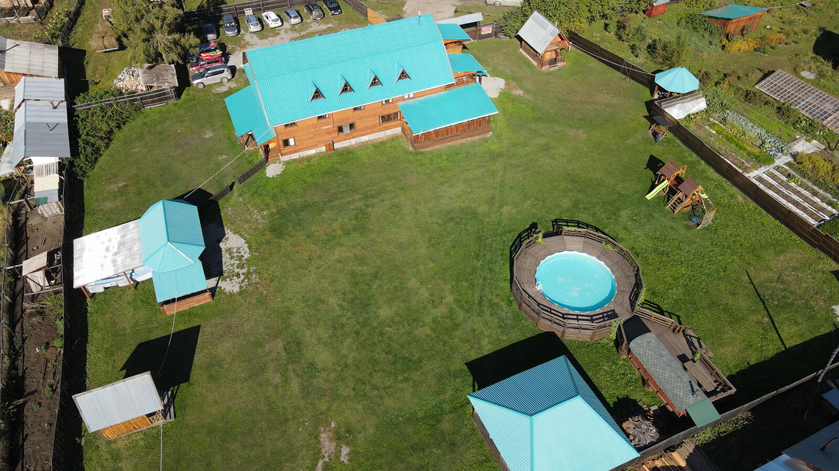 Нижняя турбаза «Мультинские озёра». Здесь есть баня, две кухни, бассейн. Место очень чистое и тихое