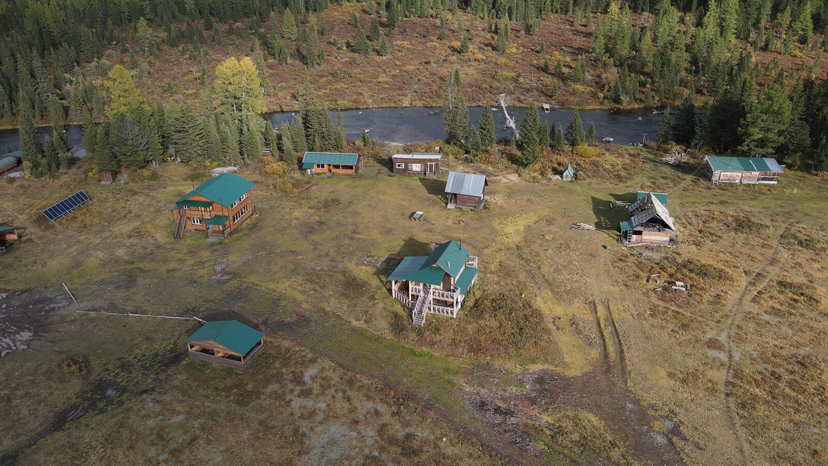 Верхняя турбаза «Мультинские озёра». Впереди видна река Мульта, а справа — Нижнее Мультинское озеро