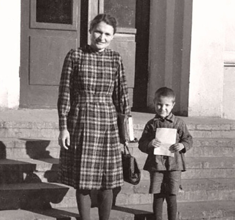 Маленький Родион в детстве с мамой