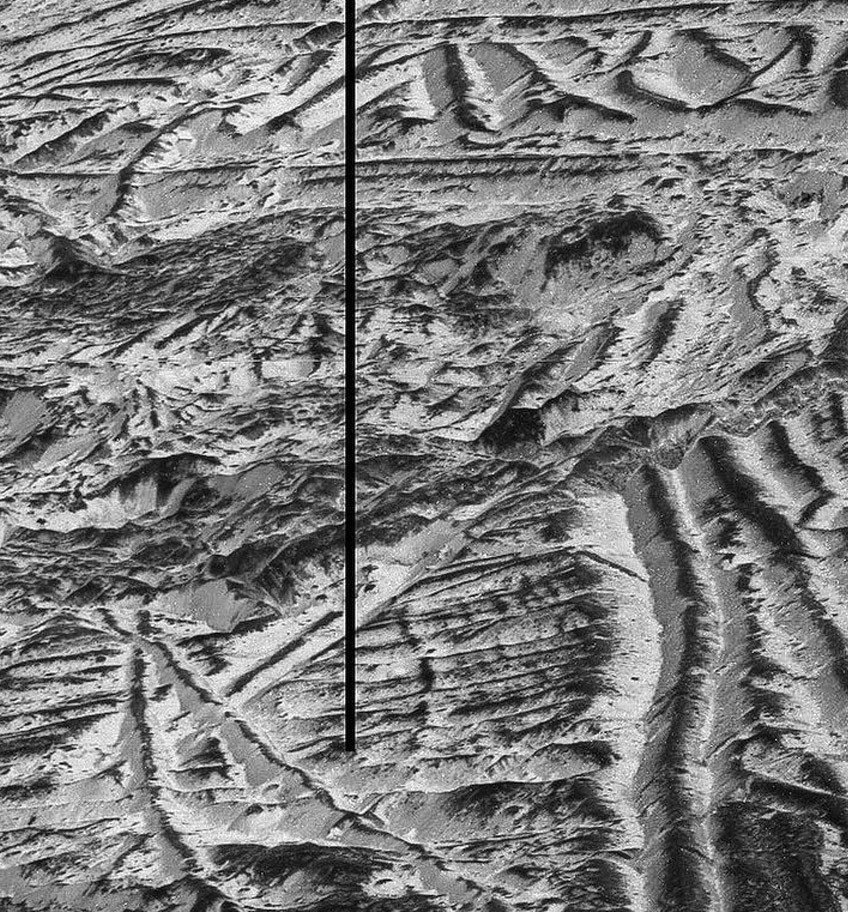 Поверхность Европы, запечатленная космическим аппаратом "Галилео". Вертикальная черная полоса — область данных, не доставленных на Землю при передаче изображения / © NASA/JPL/University of Arizona