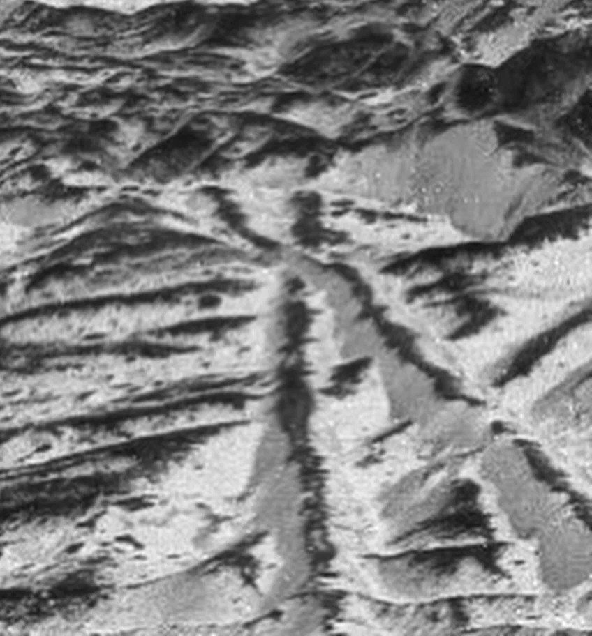 Разломы и хребты на ледяной коре Европы, сформированные в результате тектонической активности — когда подповерхностный океан и гравитационное влияние Юпитера вызывают напряжение в ледяном панцире спутника / © NASA/JPL/University of Arizona