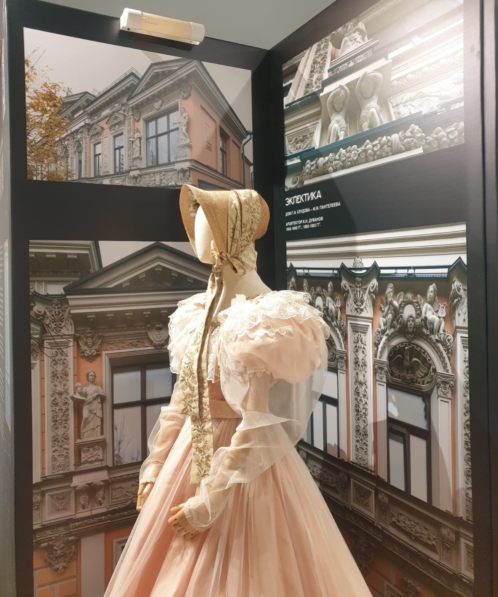 Платье в стиле середины XIX века, шелк, газ, кружево, атласная тесьма