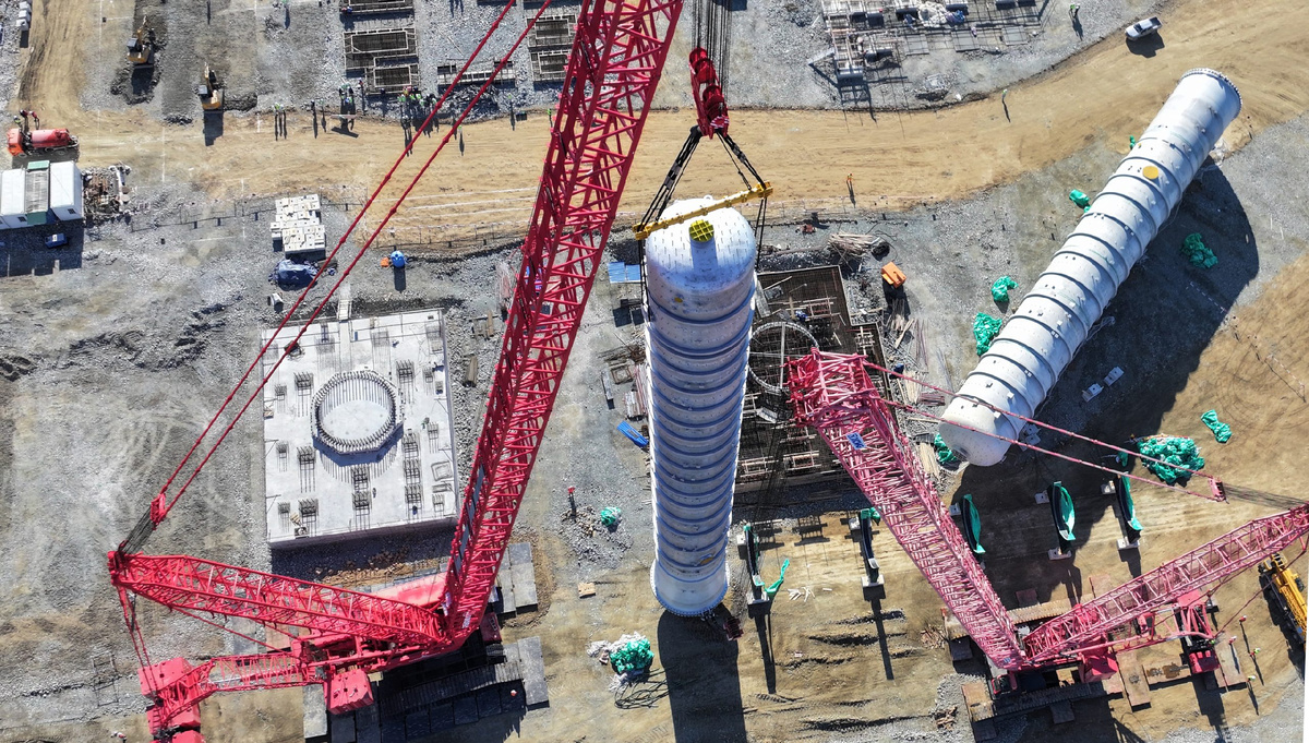 © НЗМУ / nzmu.ru (Установка второй, самой тяжелой колонны — концентрирования метанола низкого давления. До этого смонтировали колонну стабилизации метанола-сырца высотой 44 м)