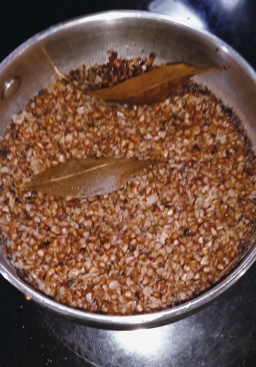 На этапе снятия крышки собираются коты, собаки и мужчины, нервно подёргивая носопырками.