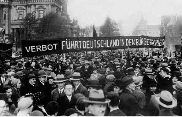 Забастовка. "Требуем повышения зарплаты. Фотография взята из свободного доступа.