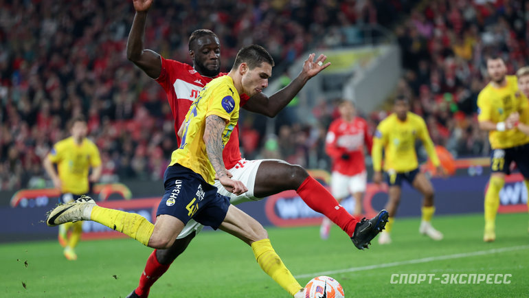    Футболисты «Ростова» и «Спартака» Илья Вахания и Миенти Абена.Дарья Исаева