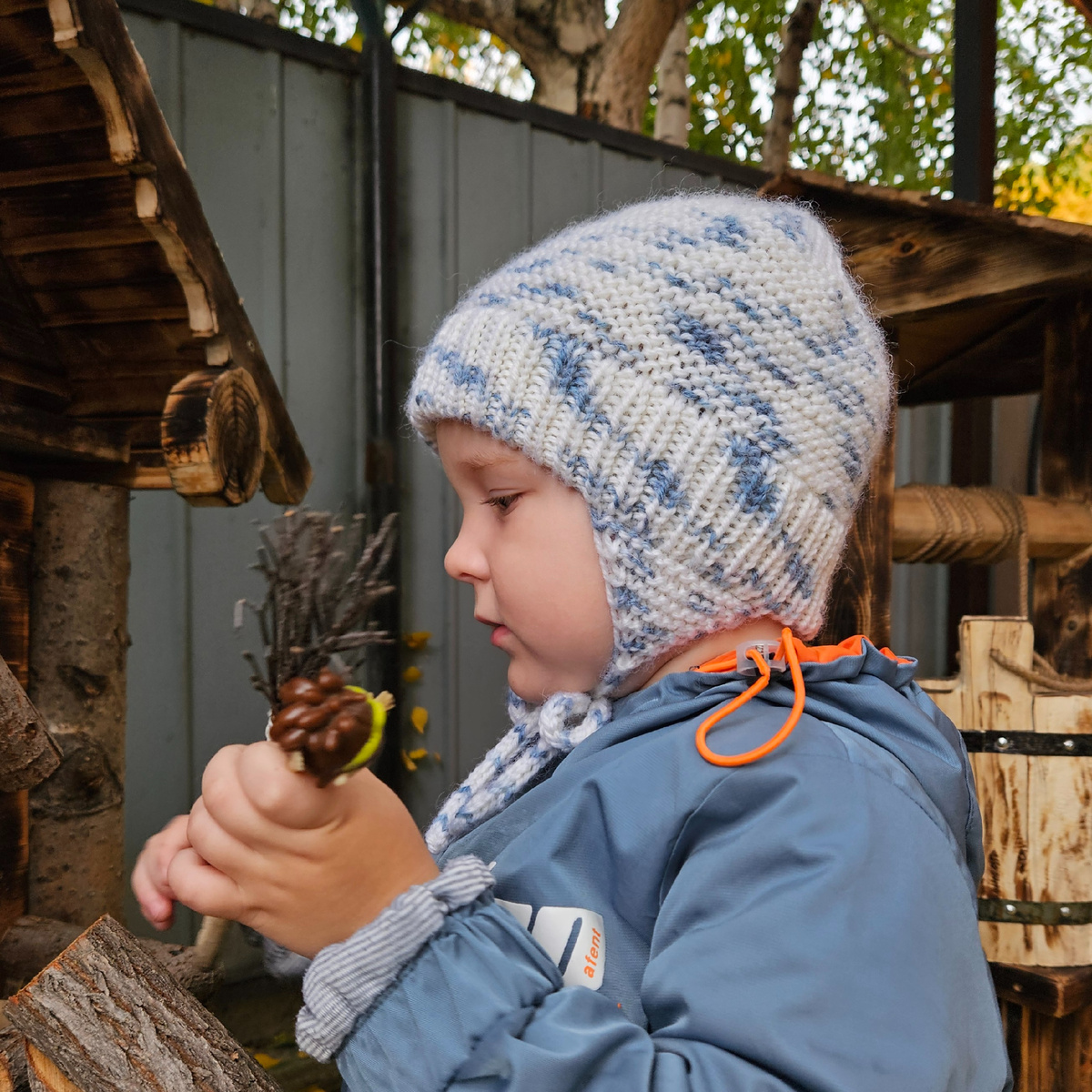 Ребёнок так одет, потому что фото сделано примерно в сентябре, когда тепло ещё было