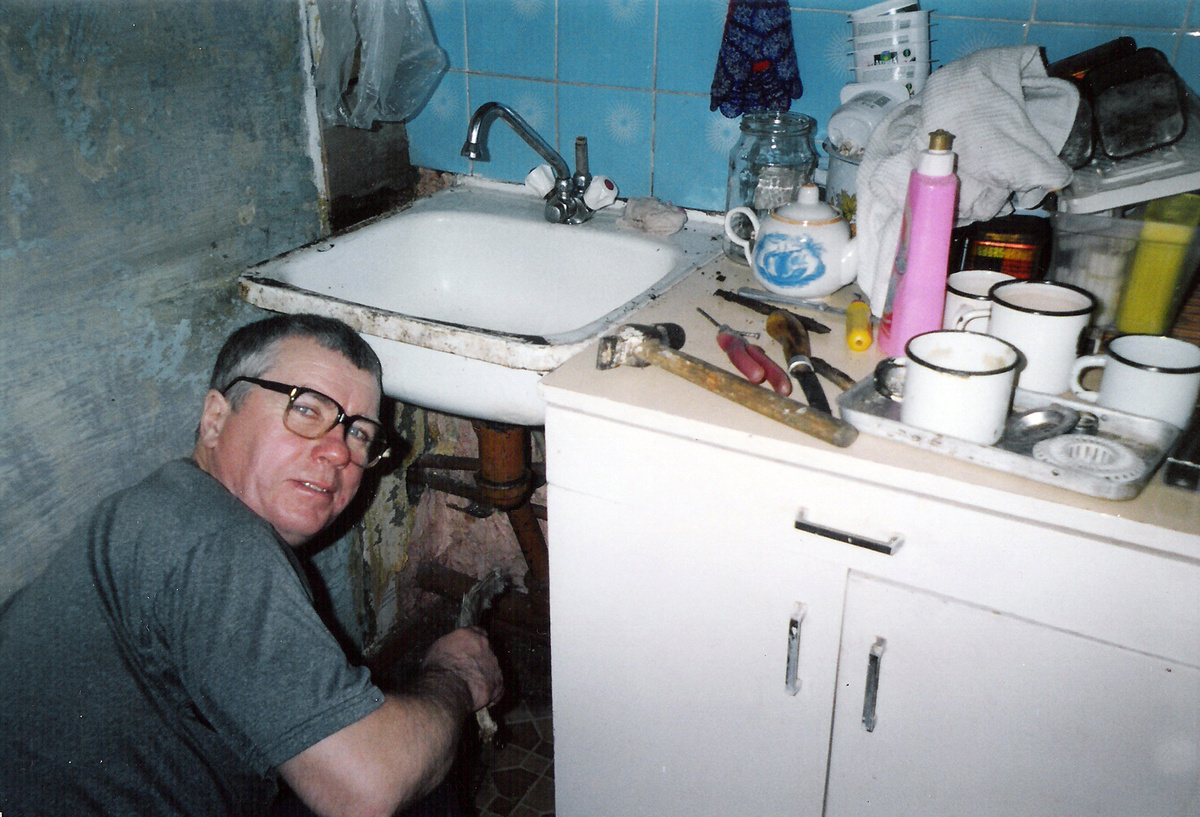 Ремонт у бабушки. Отец рассказывает о том, как будем менять сифон на пластиковый.