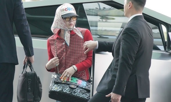 G-Dragon перед вылетом в аэропорту Инчхона 4 ноября