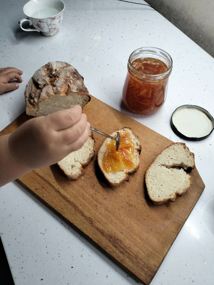 Это февральское фото. Два года и три месяца. Бодро намазывал апельсиновый мармелад (получился жидким, как варенье, недоуварила) маме на хлеб ложкой.