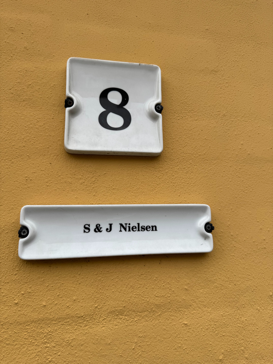 Табличка с именем на двери
