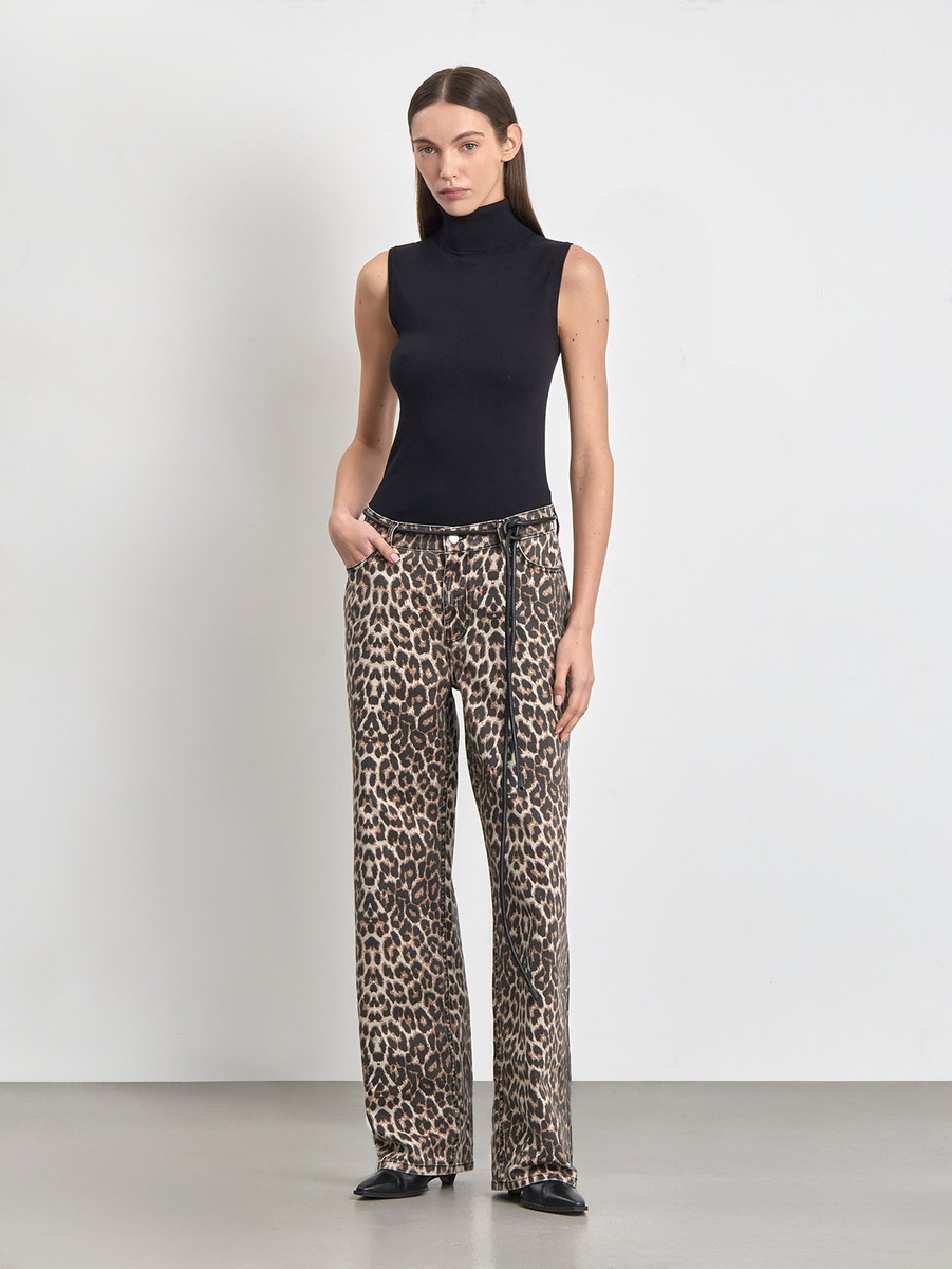    Одежду с леопардовым принтом лучше сочетать с базовыми вещами в нейтральных оттенках. На фото: лукбук Emka