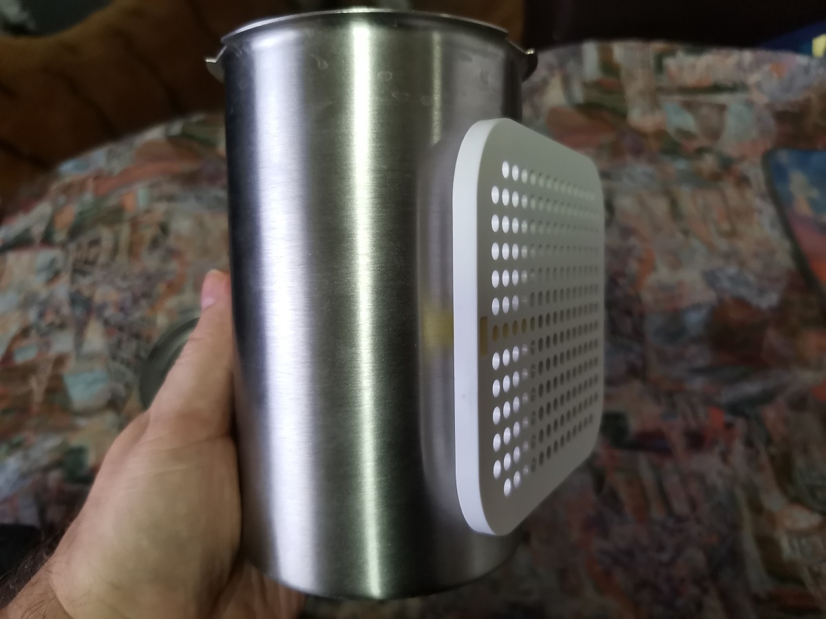 Более дорогая ветчинница прекрасно магнитит, однако вторую проверку успешно прошла