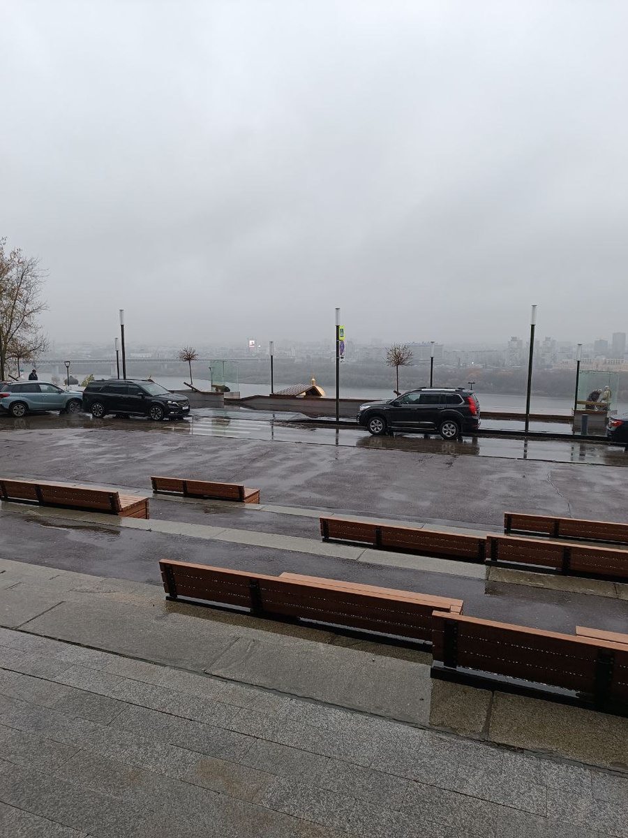 На второй день путешествия лил дождь. Вид от входа в гостиницу на Оку и противоположный берег.