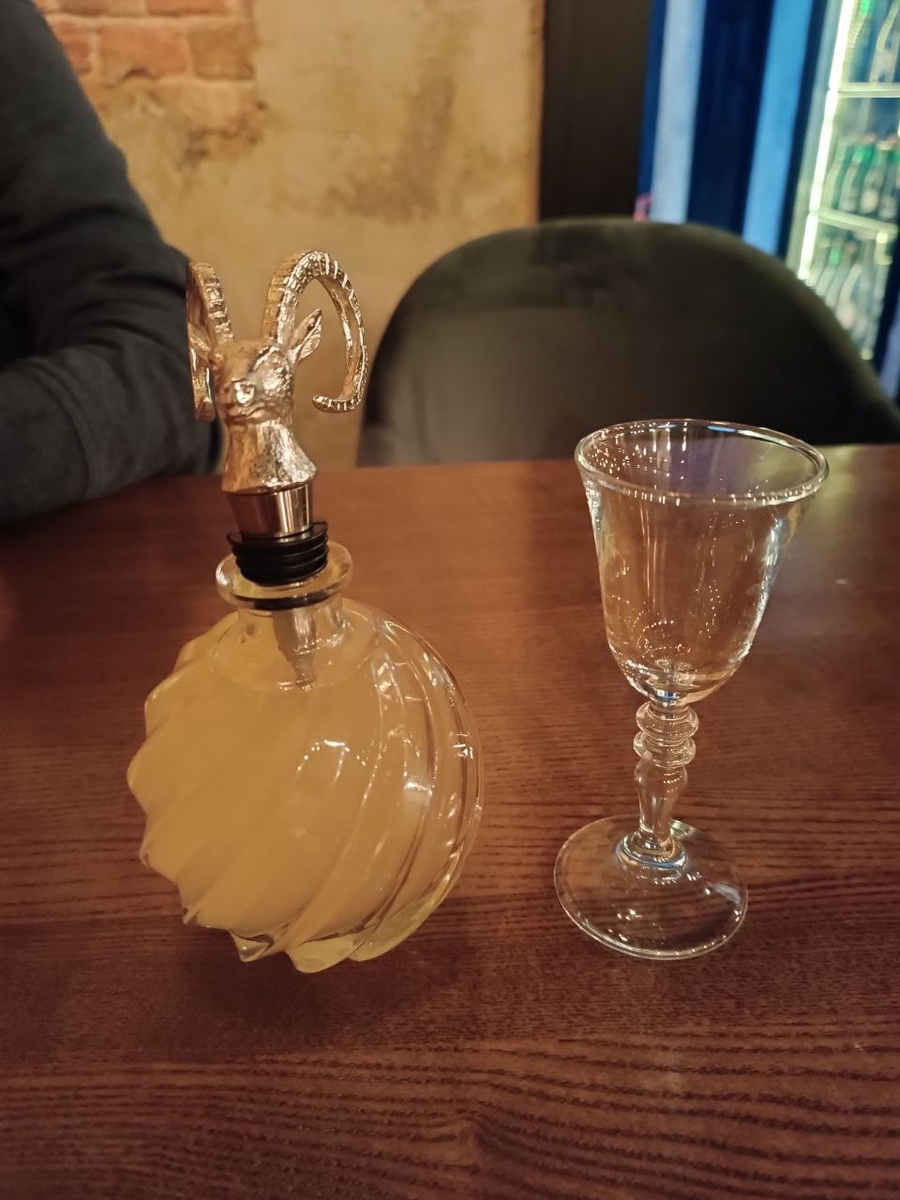 Симпатичный графинчик с хреновухой.