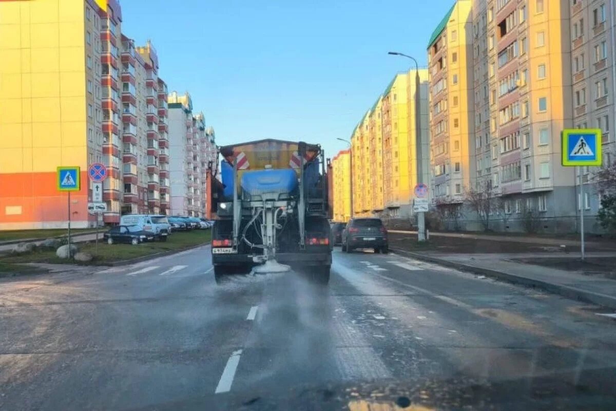    В Пскове проводится противогололедная обработка дорог