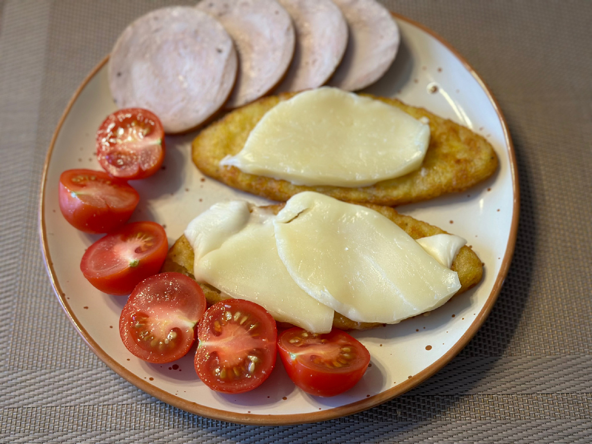 Картофельные котлеты, лёгкий сыр, ветчина куриная, помидоры