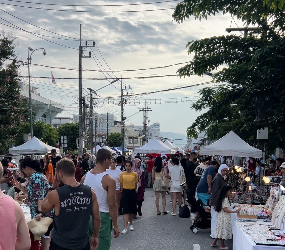 Разнообразие еды и разных сувениров на маркетах -  гарантировано 