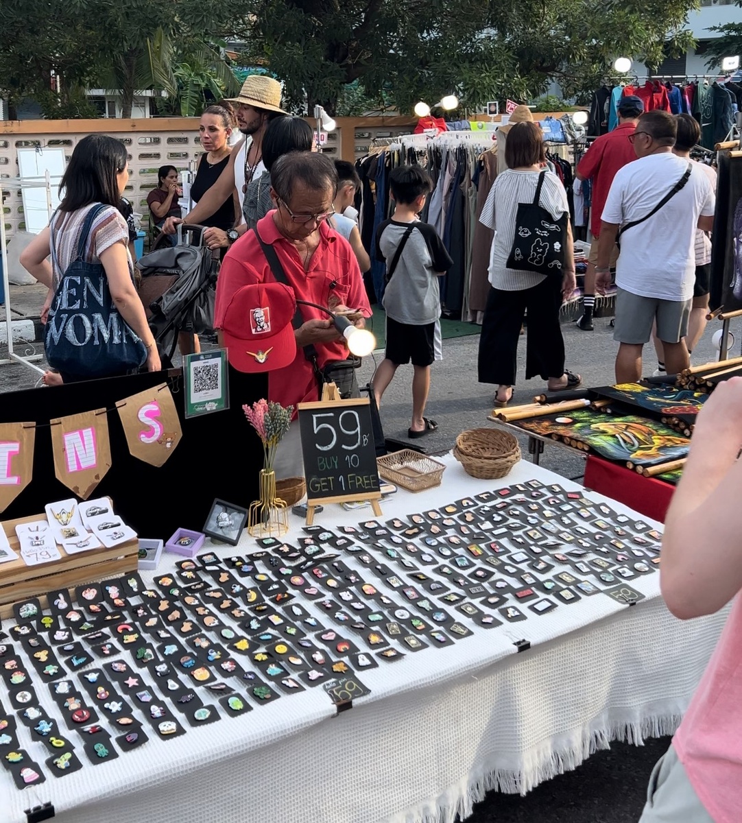 Есть как ручная работа, так и обычные товары рассчитанные на туристов 