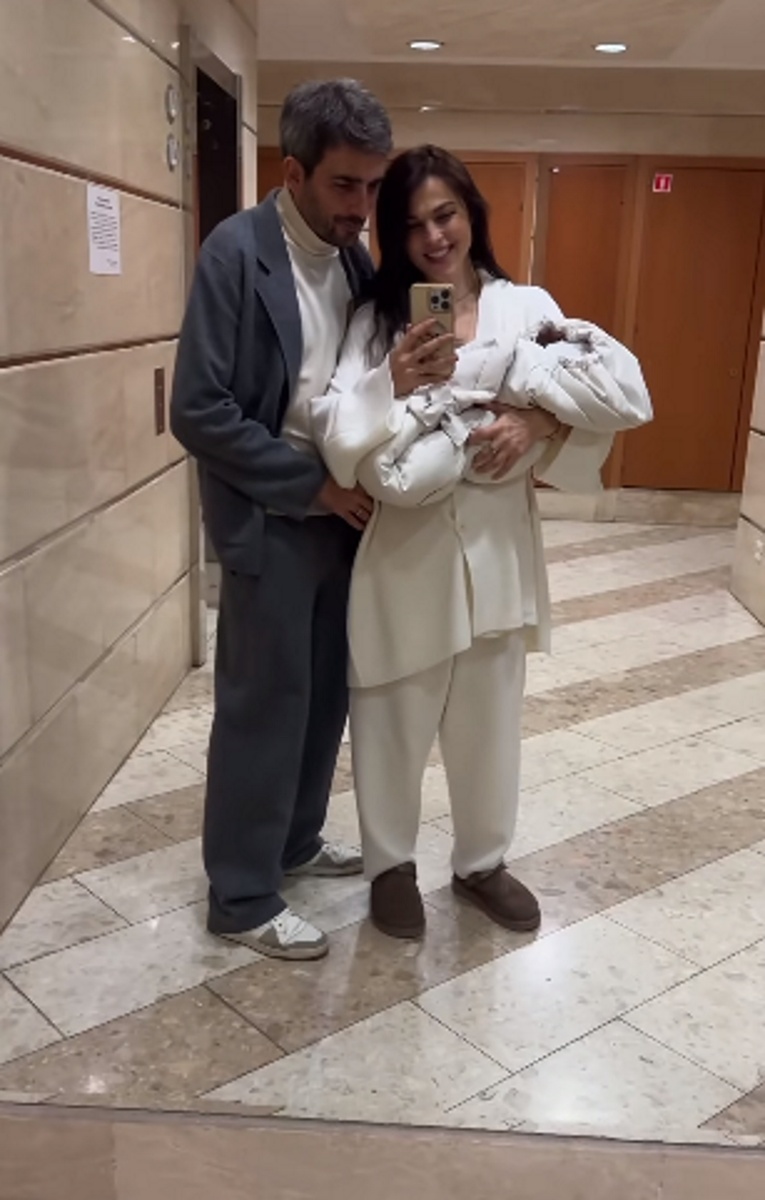 Сати Казанова с мужем Стефано Тиоццо и дочкой на выписке из роддома. Фото: соцсети