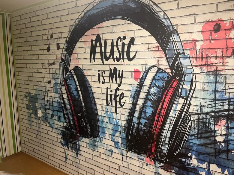 Отличные обои, смотрятся замечательно. Обрезали верх обоев, подгоняли рисунок, чтобы видно было. Клеили вместе с сыном, труда не вызвало, мазали стену. Ребенок доволен👍. 