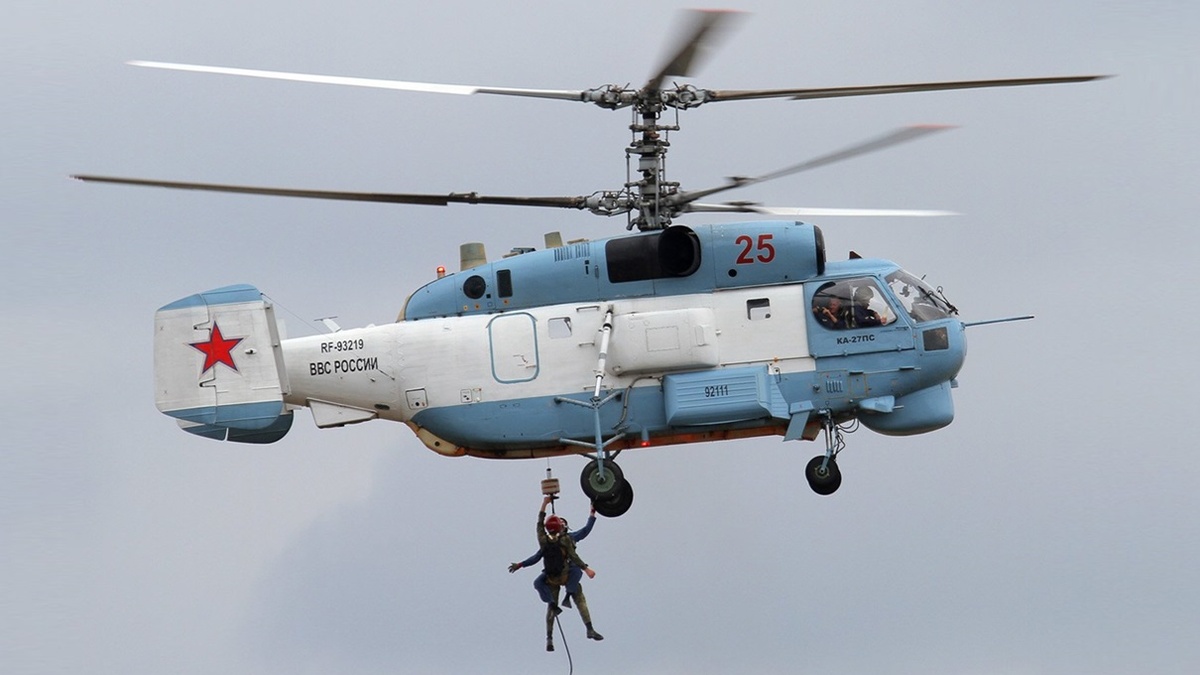 На фото: поисково-спасательный вертолёт Ка-27пс. Статья «Загадка «Чёрной акулы»: почему лучший вертолет СССР стал ненужным России». Источник фото: https://hdpic.club/uploads/posts/2021-12/1639887806_10-hdpic-club-p-ka-27ps-vertolet-foto-17.jpg