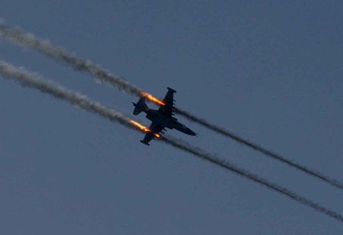 Су-25 иркских ВВС наносит удар по каравану запрещенного ИГИЛ. Март 2015 года. Фото Армия Ирака.