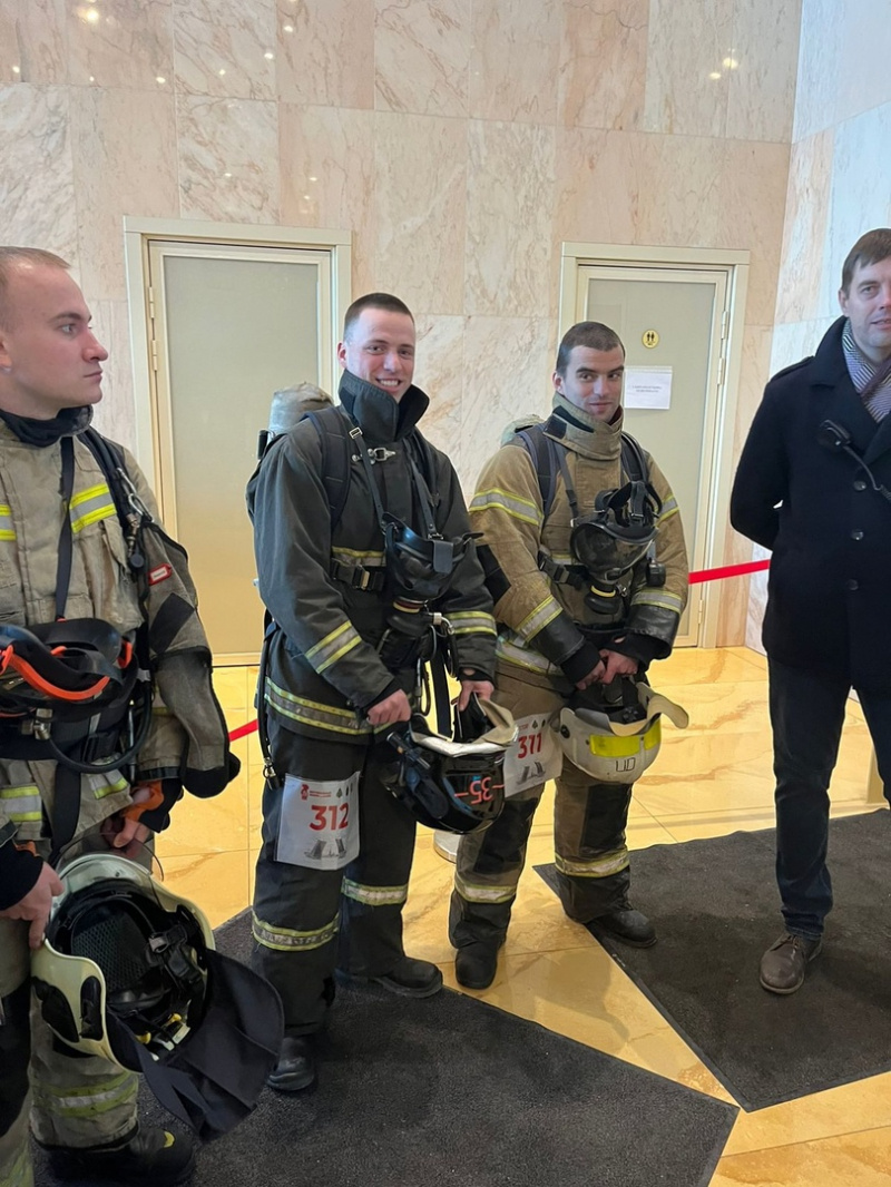    Пожарные из Карелии на скорость прошли 39 этажей в боевой экипировке