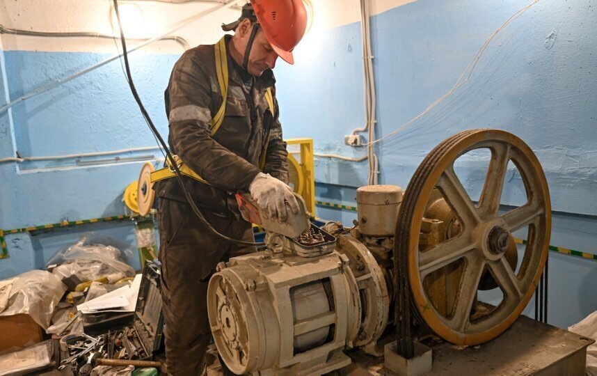    В доме на проспекте Просвещения, 67, монтажники приступили к установке второго пассажирского лифта.Игорь Акимов