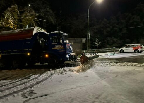 



📷


К утру снег прекратился. Вся городская инфраструктура работает в штатном режиме. Температура воздуха +6 градусов. Днем термометры покажут до +9. До конца суток действует штормовое предупреждение. Жителей и гостей курорта просят соблюдать меры безопасности, сообщает пресс-служба администрации Сочи.Ранее «Краснодарские известия» писали, что в трех районах Кубани 3 ноября выпал первый нег.