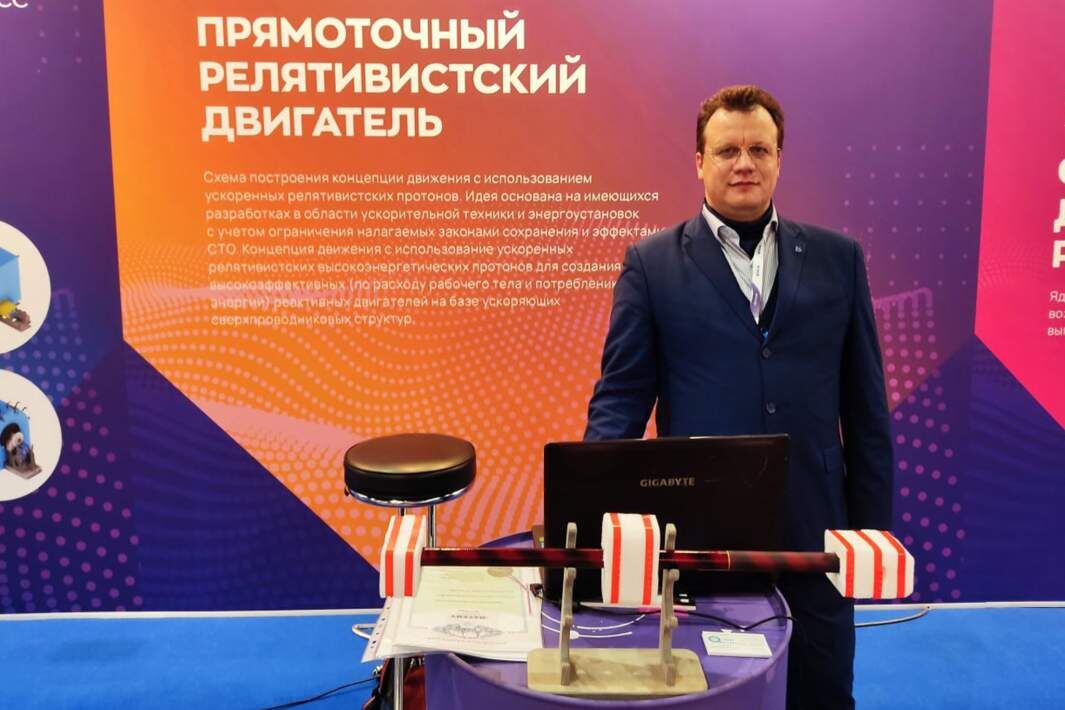 Александр Сенкевич. Источник фото: https://cdn.iz.ru/sites/default/files/styles/1065xh/public/photo_item-2024-02/1708665658_0.jpg?itok=HzkKXWeG 