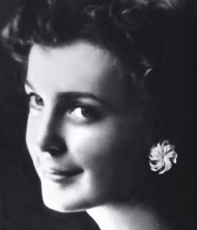 Долорес в юности