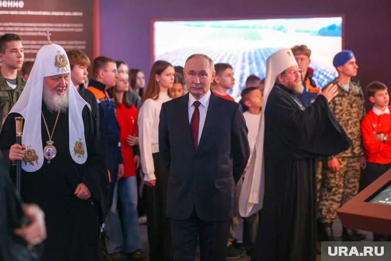 Президент Владимир Путин заявил, что нравственность и духовность всегда помогали россиянам. Фото: Александр Щербак/POOL/ТАСС