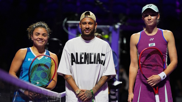    Ясмин Паолини, Неймар и Елена Рыбакина перед матчем Итогового турнира. Reuters