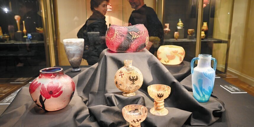    На выставке стеклоделия Лотарингии представлены вазы с изображением различных растений.Игорь Акимов