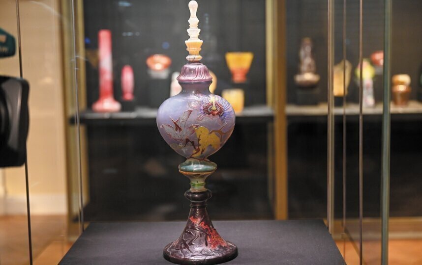    Подарок от президента Французской Республики Эмиля Лубе – ваза с изображением страстоцвета.Игорь Акимов